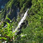 links von uns der Foroglio Wasserfall. Mit seinen 250m ist es der höchste Wasserfall vom Tessin