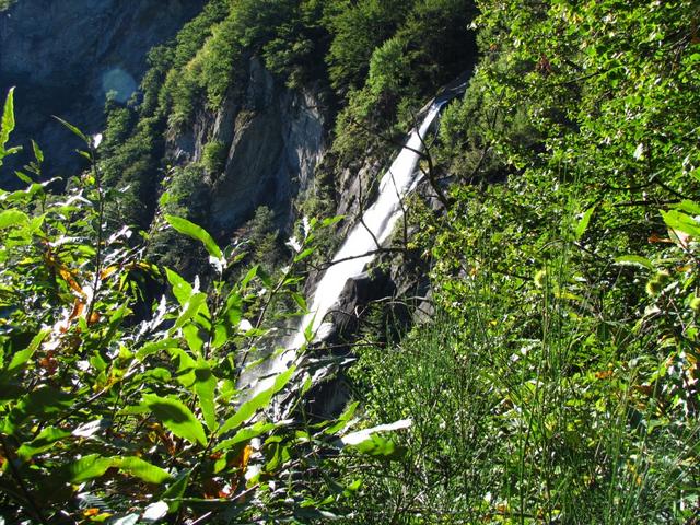 links von uns der Foroglio Wasserfall. Mit seinen 250m ist es der höchste Wasserfall vom Tessin