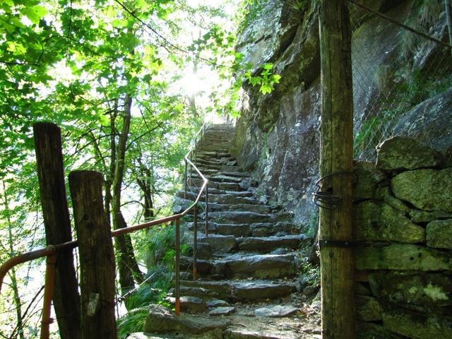 über alte Steintreppen geht es aufwärts