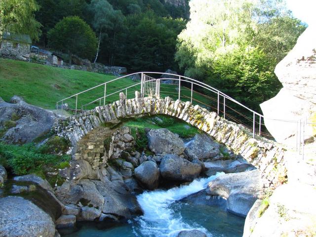 über die kleine Bogenbrücke überqueren wir in Puntid der Calnègia Bach