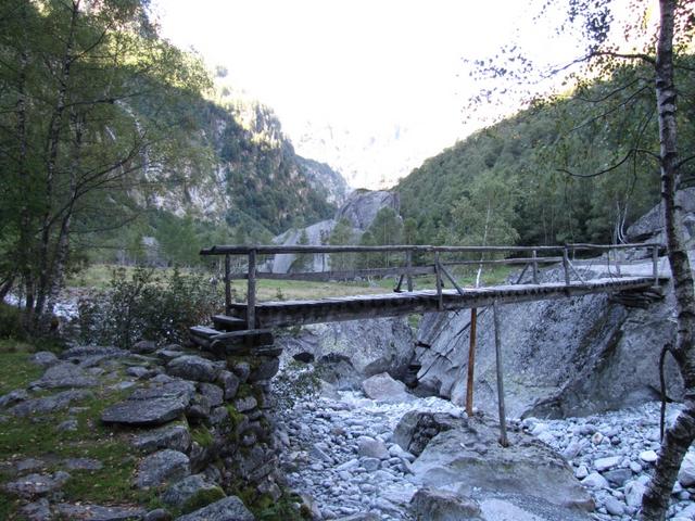 die Brücke über die Calnègia die nach Gerra 1045 m.ü.M. führt. Wir lassen sie rechts liegen