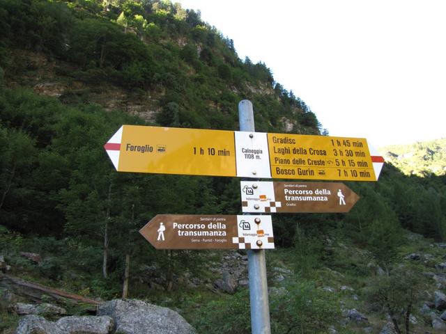 Wegweiser bei Calnègia 1108 m.ü.M. Das Val Calnègia  ist das grösste Seitental des Val Bavona