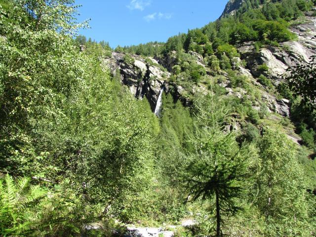 der Pfad führt links an diesem grossen Wasserfall vom Ri della Cròsa vorbei