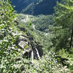 Tiefblick auf den Wasserfall von Ri della Cròsa und Calnègia