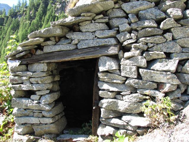 die Mauer wurde ohne Mörtel erstellt. Eine sogenannte Trockenmauer