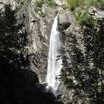 am Wasserfall vom Ri della Cròsa vorbei ...