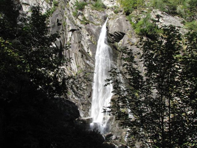 am Wasserfall vom Ri della Cròsa vorbei ...