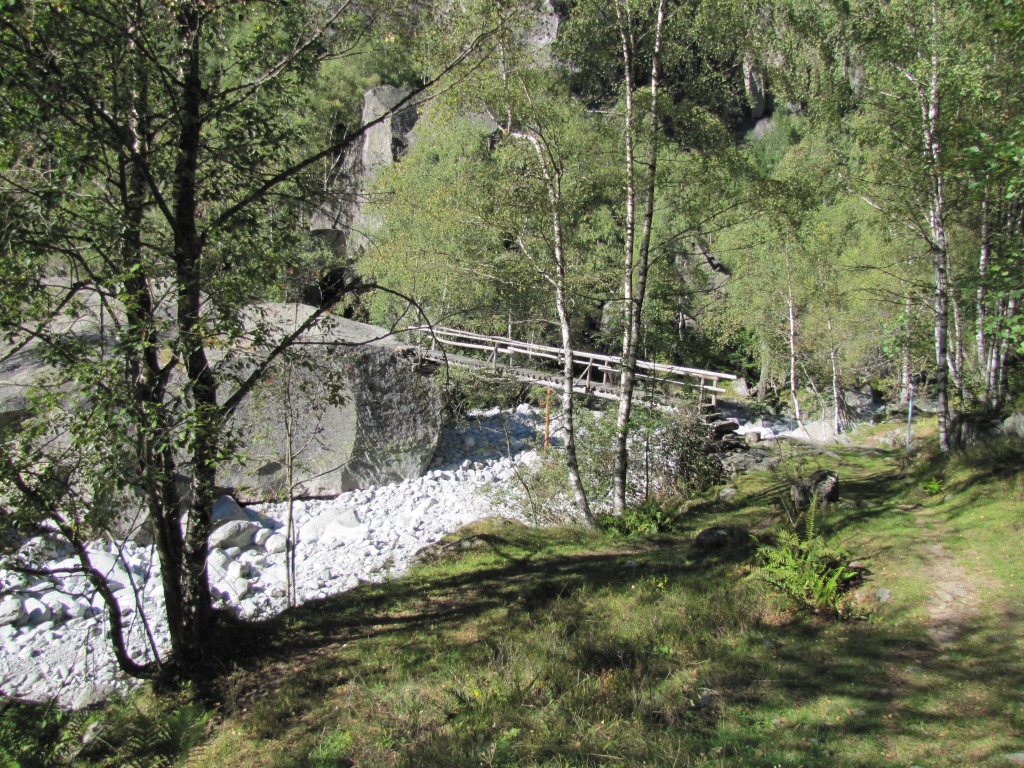 die Brücke über die Calnègia die nach Gerra 1045 m.ü.M. führt. Wir lassen sie links liegen