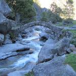 die schöne Steinbrücke bei Puntid 890 m.ü.M.