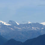 super schönes Breitbildfoto. Der Blick reicht bis ins Wallis. Monte Rosa, Strahlhorn, Allalinhorn und Alphubel ist zu sehen