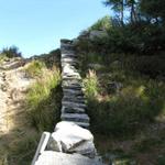 die massiven Trockensteinmauer sind überall ersichtlich und sind begehbar