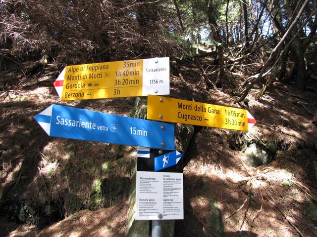 Weggabelung unterhalb vom Sassariente 1756 m.ü.M. der Weg auf den Sassariente ist weiss-blau-weiss