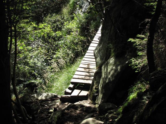 direkt an der ausgesetzten Felswand führt der Steg zur Sassariente