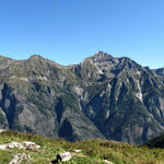 schönes Breitbildfoto von der Alpsiedlung Corte Grande aus gesehen mit Blick auf die Valle Bavona