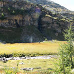 schönes Breitbildfoto der Schwemmebene mit mäandrierenden Bäche