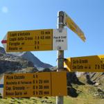 Wegweiser bei der Capanna Piano delle Creste 2108 m.ü.M. Unsere Wanderung geht aber weiter zu den Laghi d'Antabia