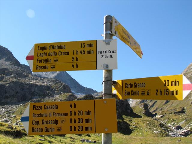 Wegweiser bei der Capanna Piano delle Creste 2108 m.ü.M. Unsere Wanderung geht aber weiter zu den Laghi d'Antabia