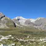 sehr schönes Breitbildfoto. Links der Pizzo Mèdola, rechts davon der Basodino