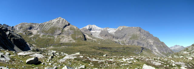 sehr schönes Breitbildfoto. Links der Pizzo Mèdola, rechts davon der Basodino