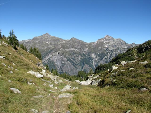 bei Punkt 2012 m.ü.M. mit schönem Ausblick auf das Val Bavona, mit Poncione die Braga, Pizzo Castello und Rosso