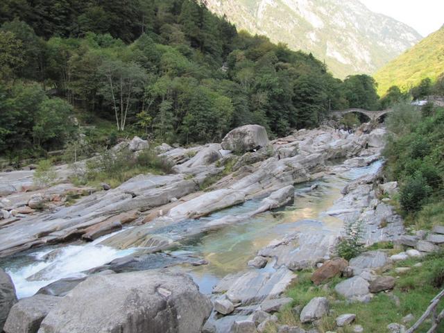 die Verzasca hat sich hier tief in den Fels hineingefressen