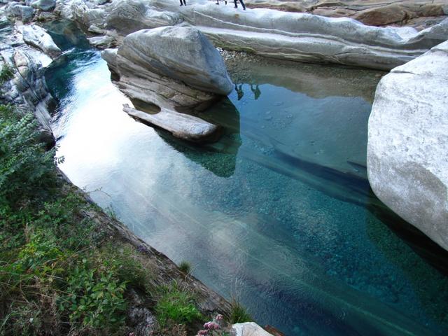 die Verzasca zeigt sich hier von der friedlichen Seite. Aber Achtung, schon viele Menschen haben hier das Leben gelassen