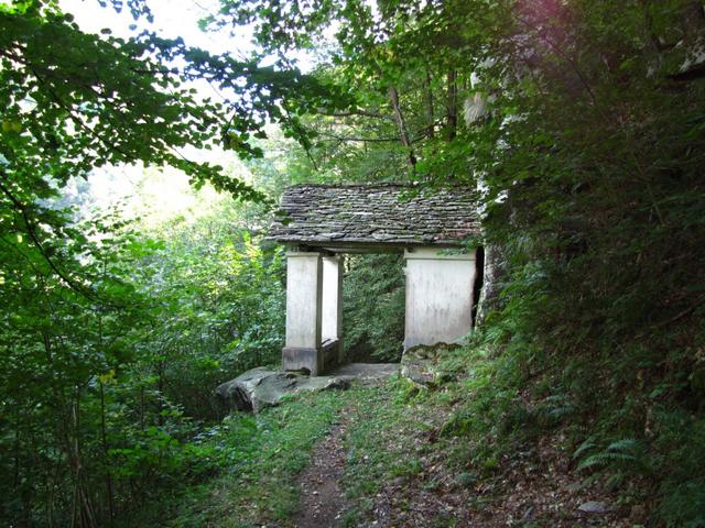 eine Kapelle taucht vor uns auf. Sie wurden früher oft dort gebaut, wo man sich bedankt hat, das kein Unfall passiert ist