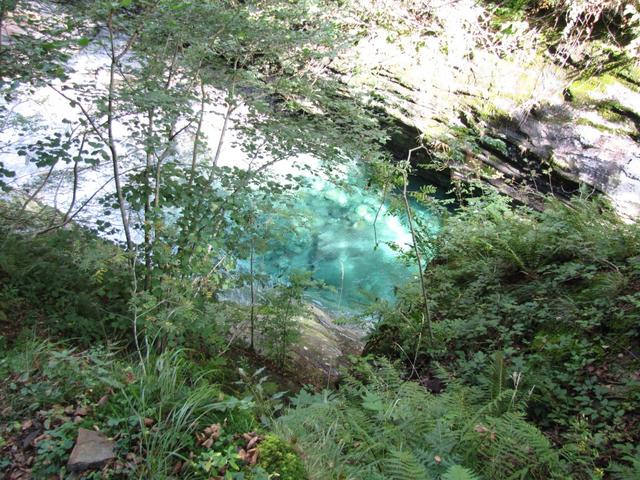 tief unter uns der schöne Bach mit dem kristallklarem Wasser