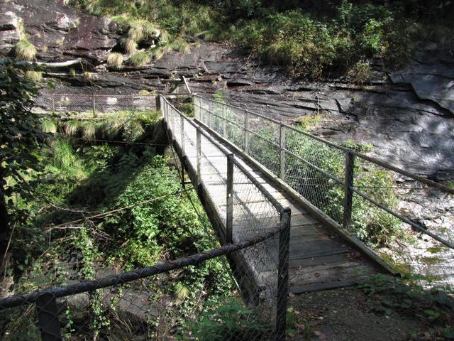 über diese Brücke überquert man den Bach und die Schlucht