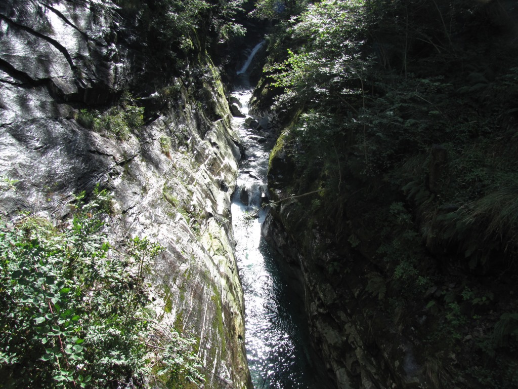 tief hat sich der Bach in den Fels gegraben