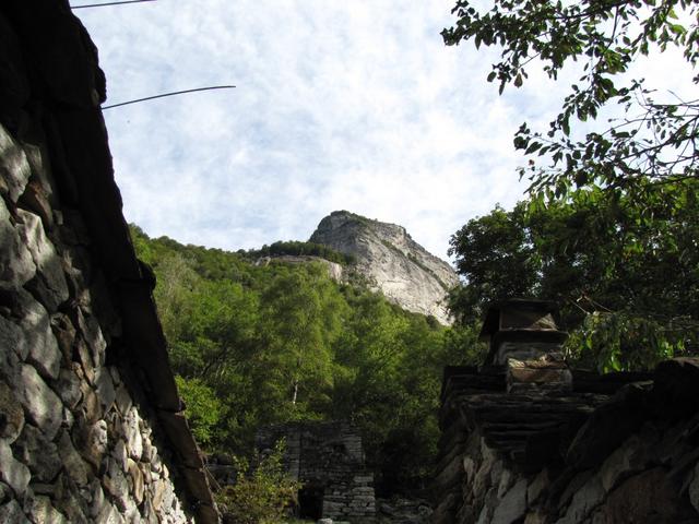 Uppss! Blick hinauf zum Pizzo d'Eus. Dort hinauf führt unsere Wanderung. Noch 900 Höhenmeter fehlen