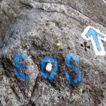 richtige Markierung. Es ist ein weiss-blau-weisser Bergweg