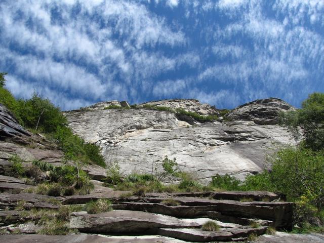 Blick hinauf zur steilen Felswand vom Pizzo d'Eus