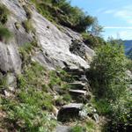 wir kommen zur Schlüsselstelle der ganzen Wanderung. Eine fast senkreche Felswand muss überquert werden