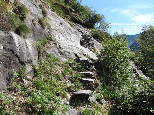 wir kommen zur Schlüsselstelle der ganzen Wanderung. Eine fast senkreche Felswand muss überquert werden