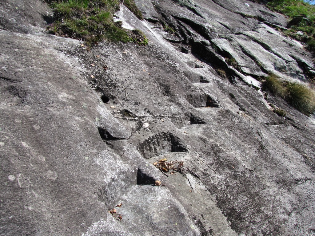 unglaublich was früher gemacht wurde um auf eine Alp zu gelagen. Treppen im nackten Fels