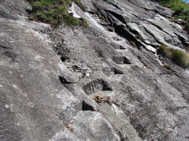 unglaublich was früher gemacht wurde um auf eine Alp zu gelagen. Treppen im nackten Fels