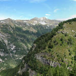 Breitbildfoto mit Blick auf das Val Pincascia und den Matarello