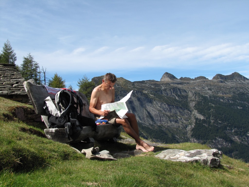 Franco schaut in den Wanderkarten den weiteren Wegverlauf an