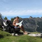 Franco schaut in den Wanderkarten den weiteren Wegverlauf an