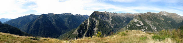 schönes Breitbildfoto mit Blick auf das Val Pincascia und Val d'Agro und den Matarello.