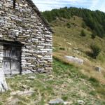 ein bisschen oberhalb vom Aufstiegsweg, bei der letzten Alphütte, biegen wir rechts ab