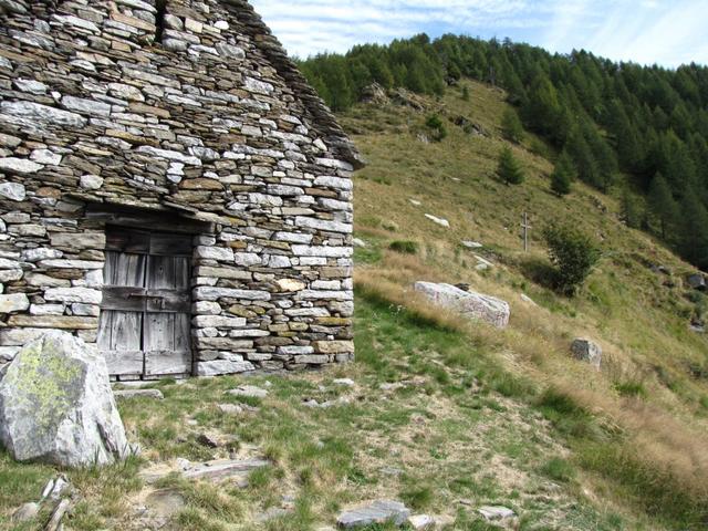 ein bisschen oberhalb vom Aufstiegsweg, bei der letzten Alphütte, biegen wir rechts ab