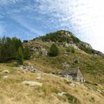 Blick hinauf zur verlassenen Alpsiedlung Arossa