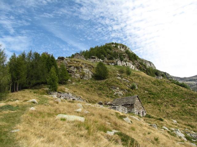 Blick hinauf zur verlassenen Alpsiedlung Arossa