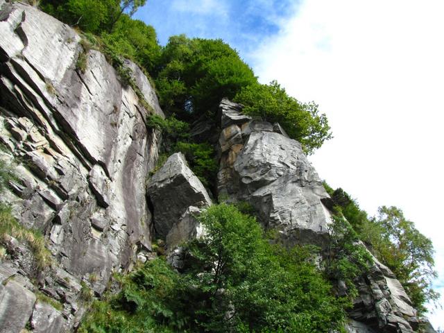 auf unserer linken Seite, ragen steile Felswände in die Höhe