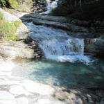 das kristallklare Wasser vom Bach