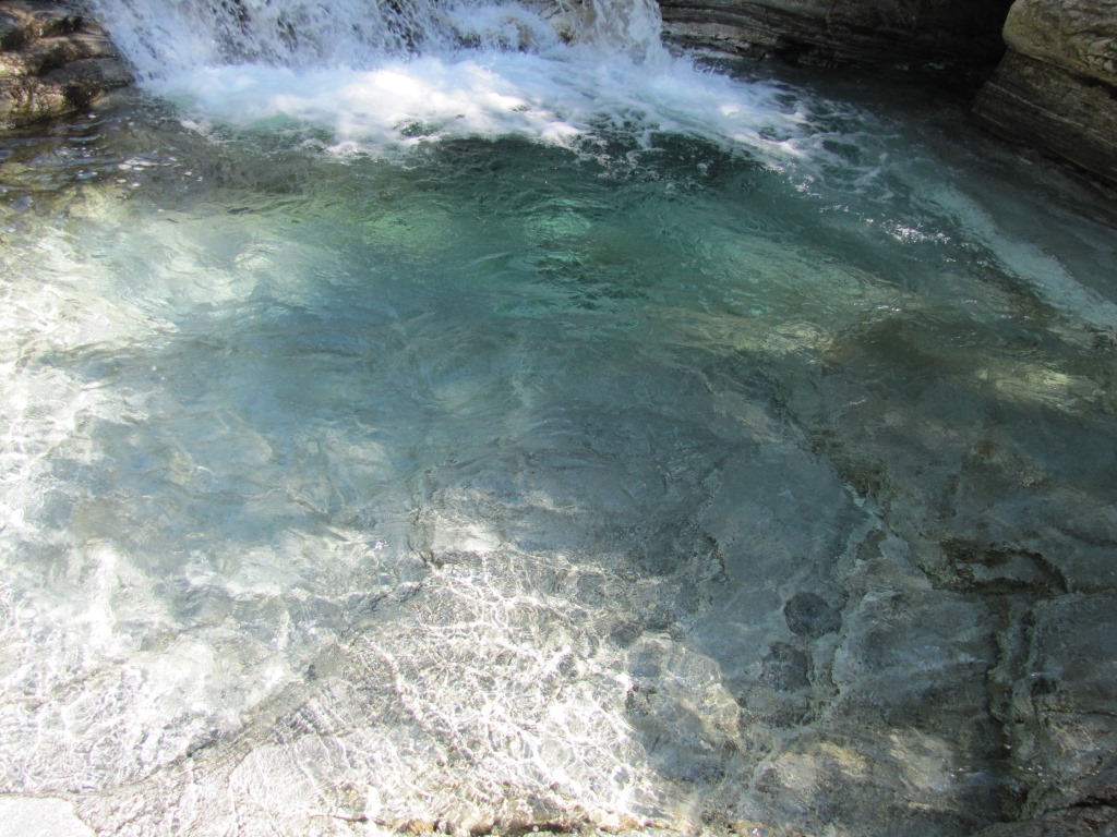 immer wieder staut sich das Wasser in kleine Tümpel