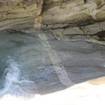 man könnte meinen hier hat jemand einen Strich in den Felsen gezeichnet