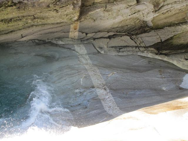 man könnte meinen hier hat jemand einen Strich in den Felsen gezeichnet